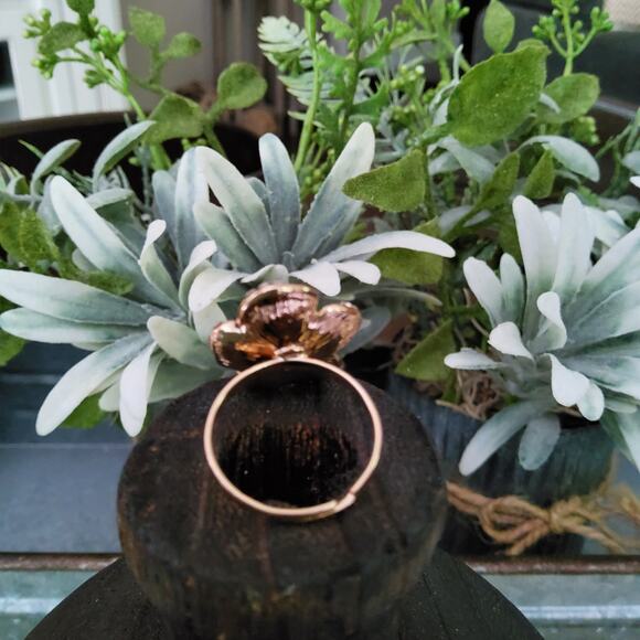 Women's Fashion Flower Ring with Clear Rhinestones in Black Gold Tone Size 7 - Picture 4 of 11